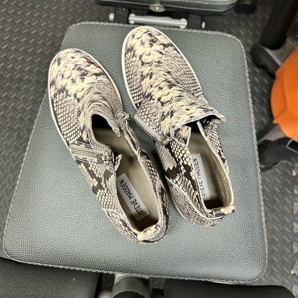 Steve MaddenSnakeskin Pattern Women's Ankle wedged Boots - Picture 4 of 7